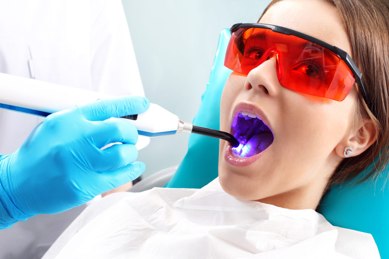 Уф отбеливание зубов. Лазерная стоматология. Лазерное отбеливание зубов. Стоматологический лазер. Отбеливание зубов в стоматологии.